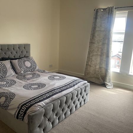 Stylish 1-Bed Apt - Sleeps 4 - Parking - Wifi Манчестър Екстериор снимка