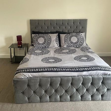 Stylish 1-Bed Apt - Sleeps 4 - Parking - Wifi Манчестър Екстериор снимка