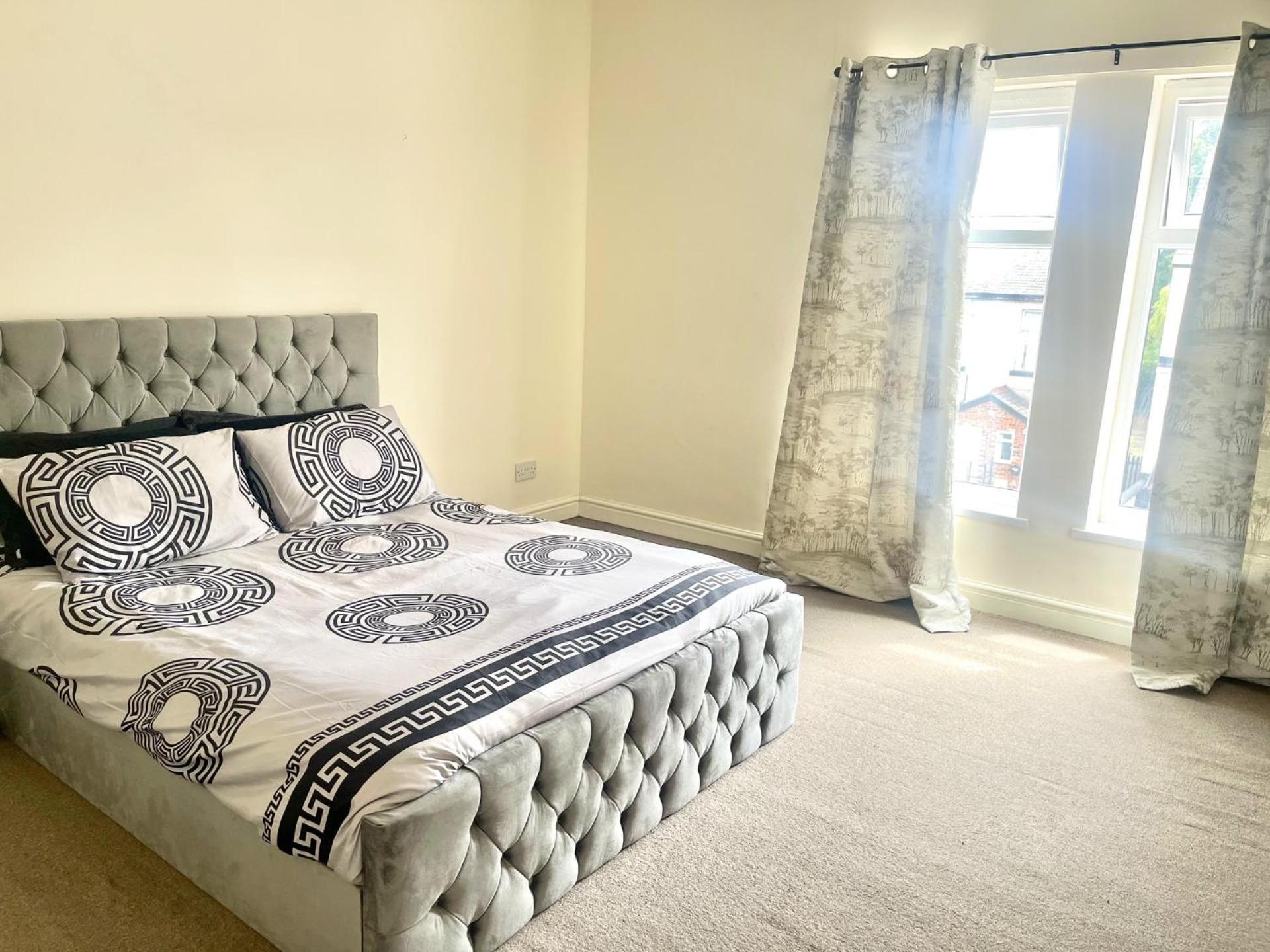Stylish 1-Bed Apt - Sleeps 4 - Parking - Wifi Манчестър Екстериор снимка