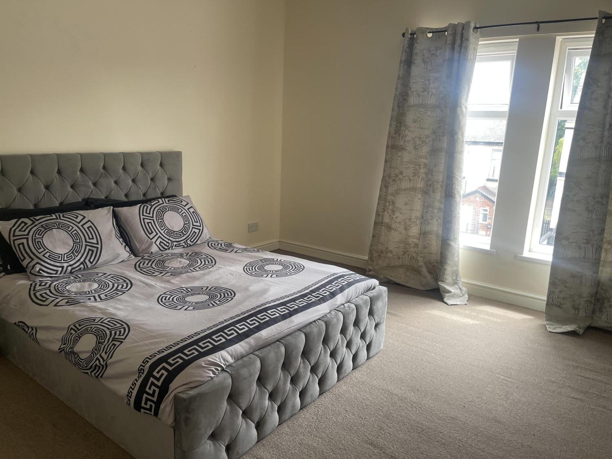 Stylish 1-Bed Apt - Sleeps 4 - Parking - Wifi Манчестър Екстериор снимка
