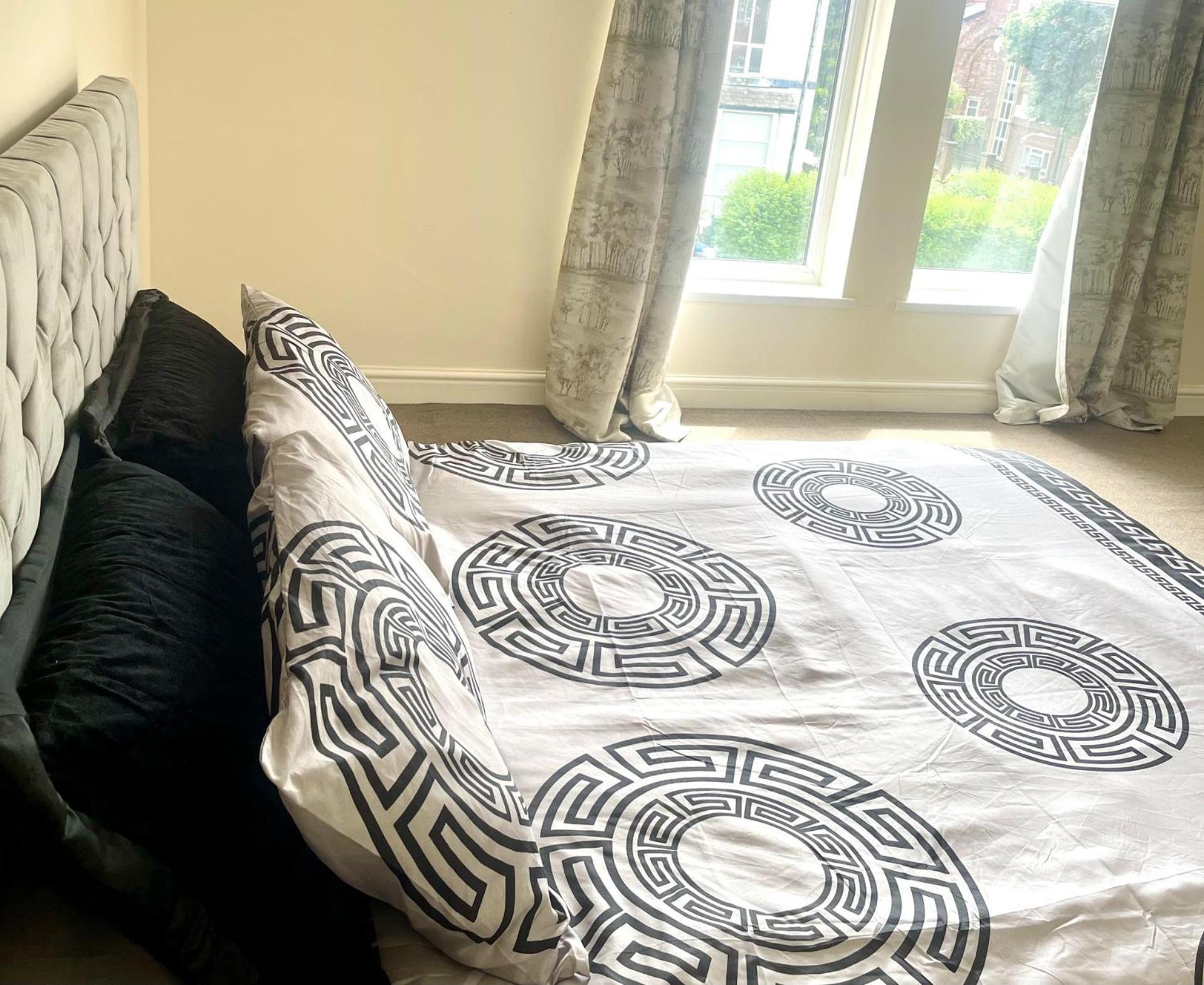 Stylish 1-Bed Apt - Sleeps 4 - Parking - Wifi Манчестър Екстериор снимка