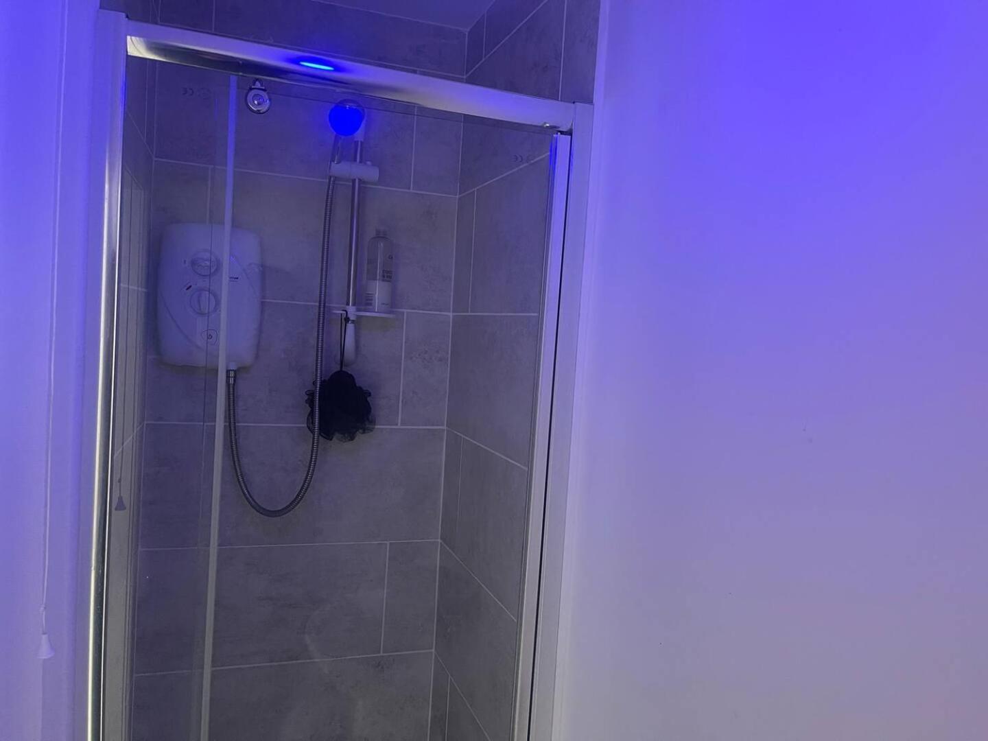 Stylish 1-Bed Apt - Sleeps 4 - Parking - Wifi Манчестър Екстериор снимка