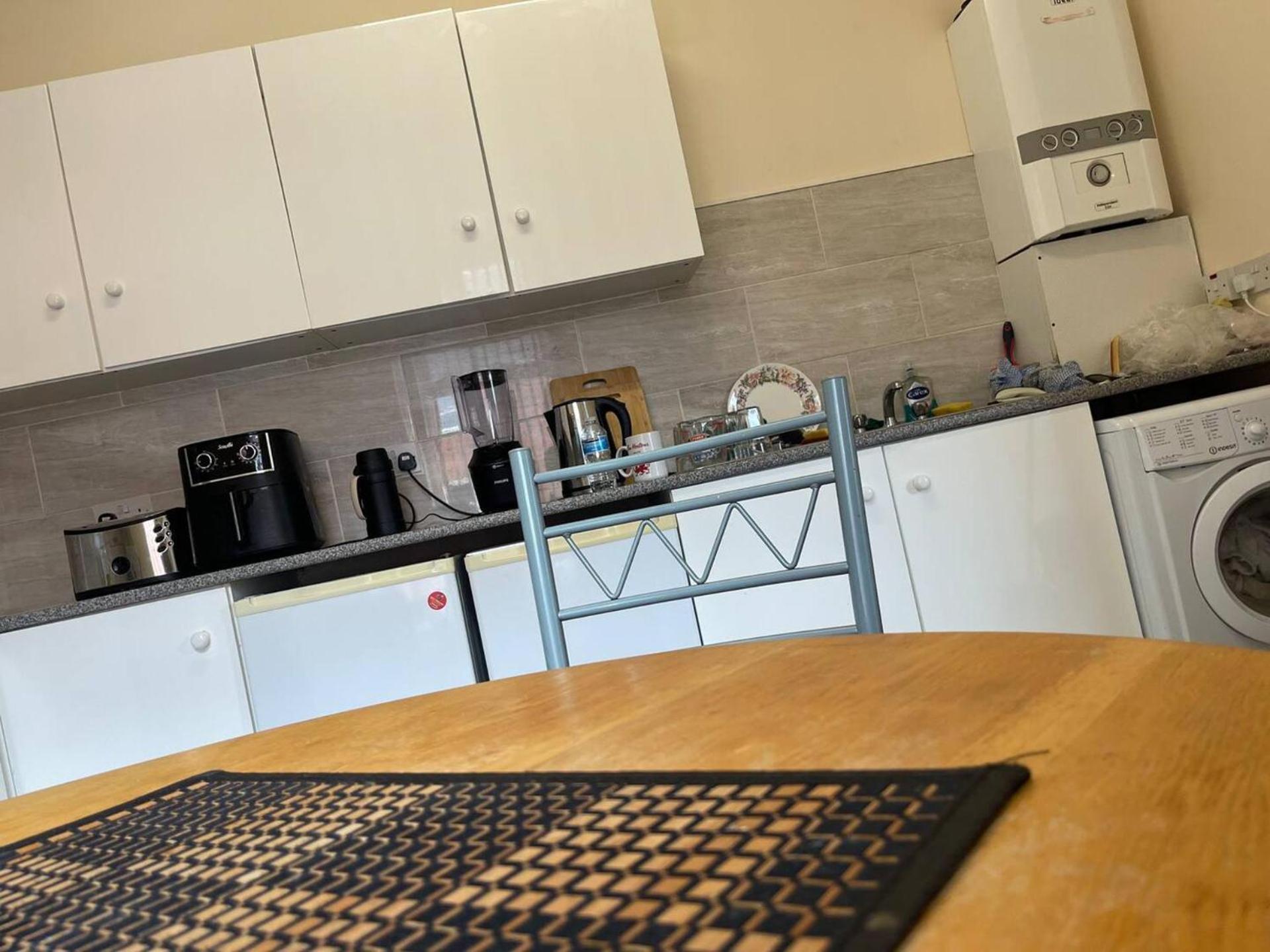 Stylish 1-Bed Apt - Sleeps 4 - Parking - Wifi Манчестър Екстериор снимка