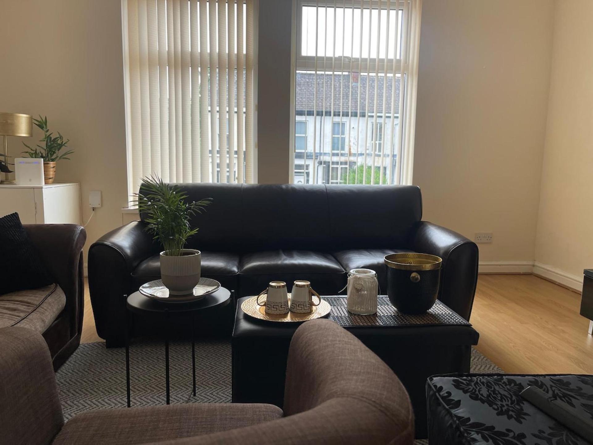 Stylish 1-Bed Apt - Sleeps 4 - Parking - Wifi Манчестър Екстериор снимка